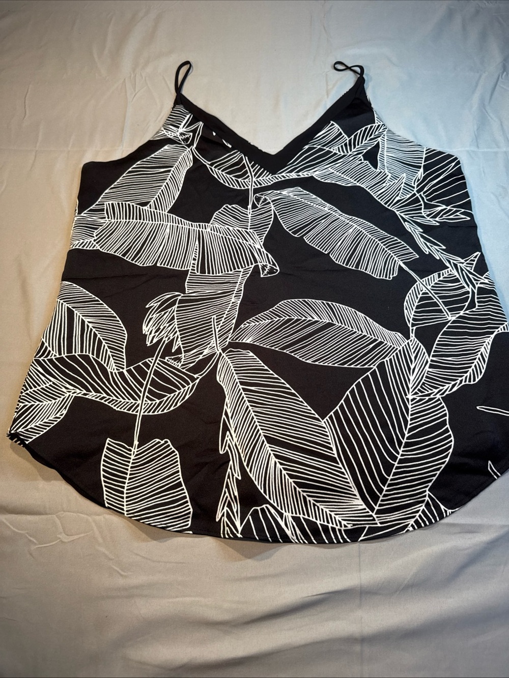 Express Women's Black and White Leaf-Print V-Neck Cami Top